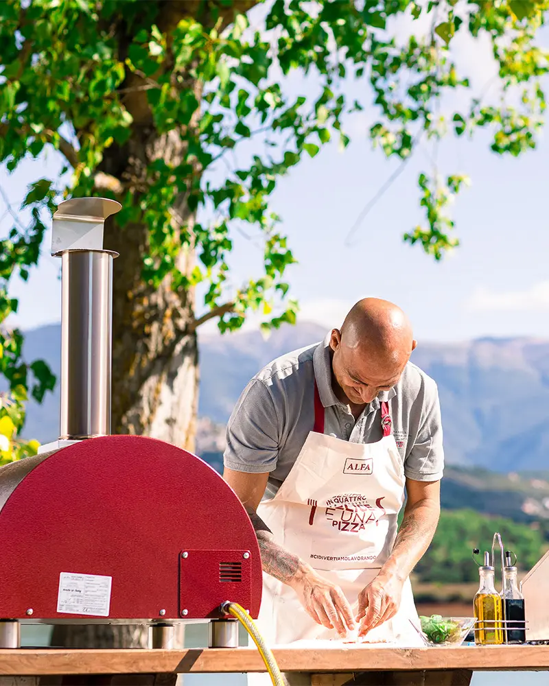Alfa Forni Moderno Portable - mobiler Pizzaofen mit Gas – mit passenden Accessoires arrangiert