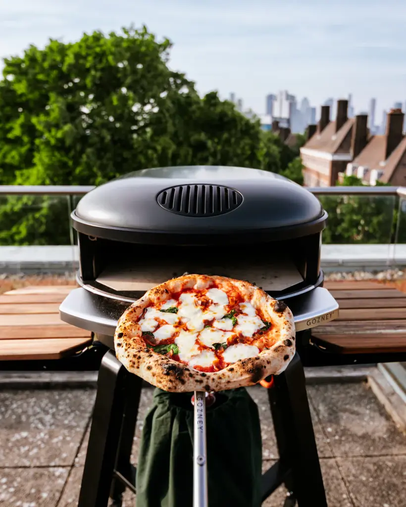 Gozney – Frontablage für Arc – in bunter Keramikflasche präsentiert