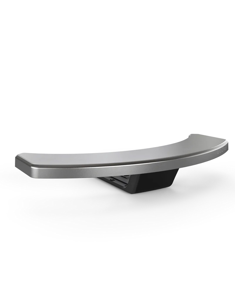 Gozney – Frontablage für Arc – in bunter Keramikflasche präsentiert