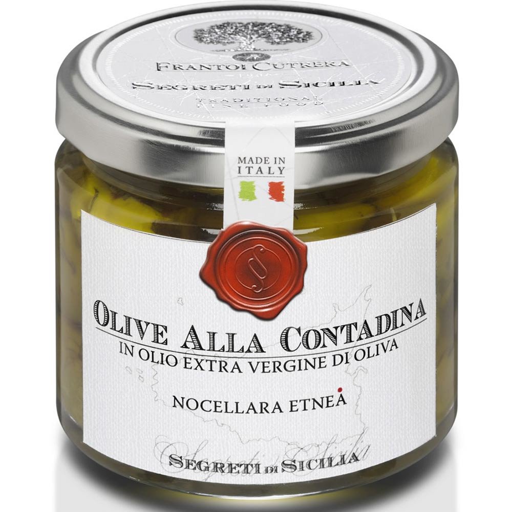 Grüne Oliven mit Kräutern in Olivenöl