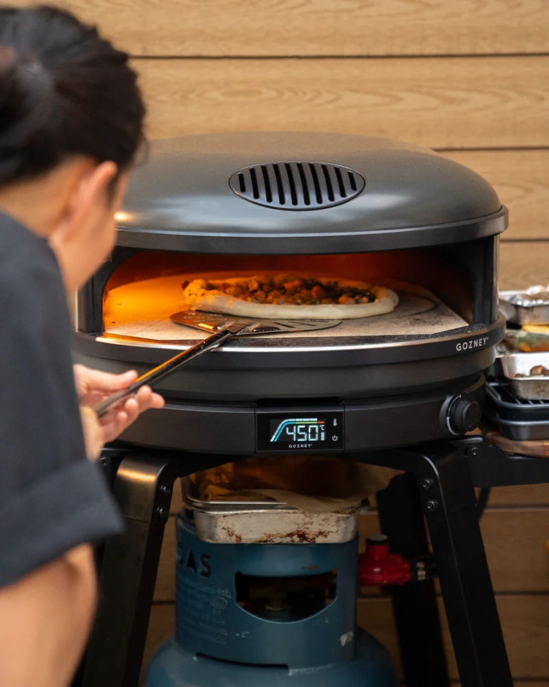 Gozney Arc - Gas Pizzaofen – mit passenden Accessoires arrangiert