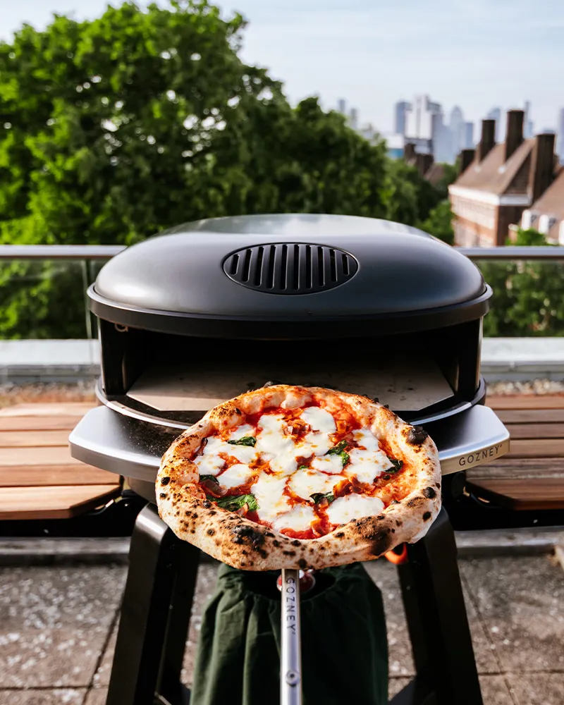 Gozney Arc - Gas Pizzaofen – mit passenden Accessoires arrangiert