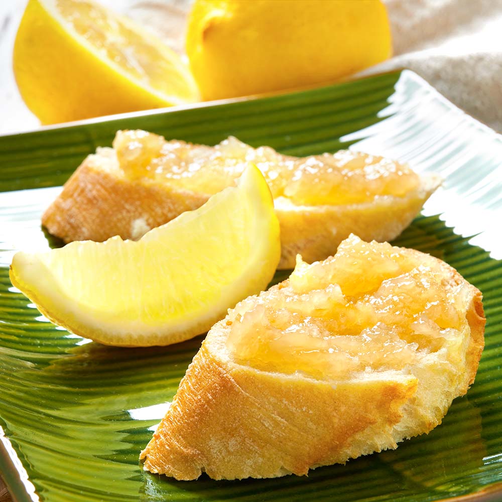 Marmellata di Limoni Siciliani – mit passenden Accessoires arrangiert