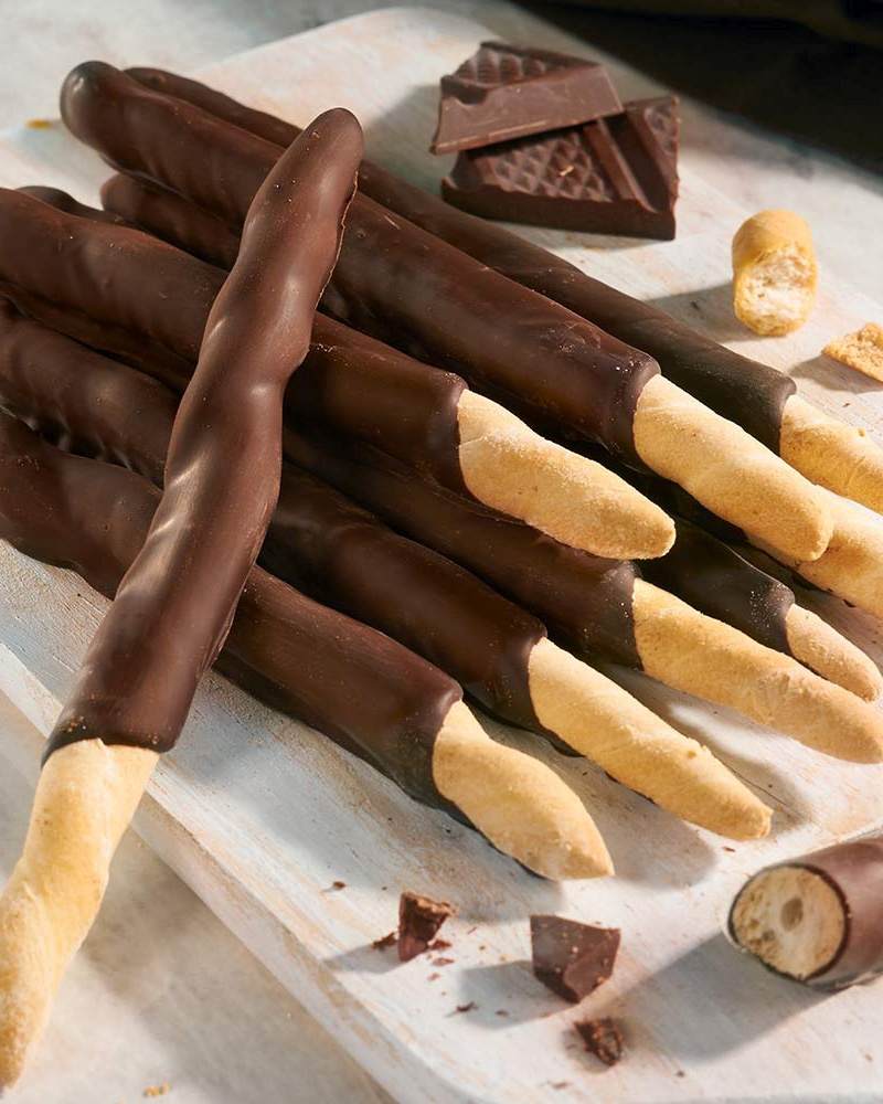 Grissini mit Schokolade überzogen Grissini mit Schokolade überzogen