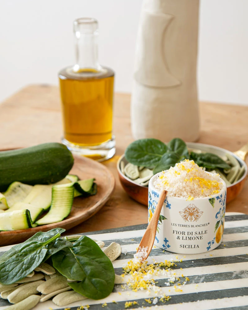 Fleur de Sel - mit Zitrone – mit passenden Accessoires arrangiert