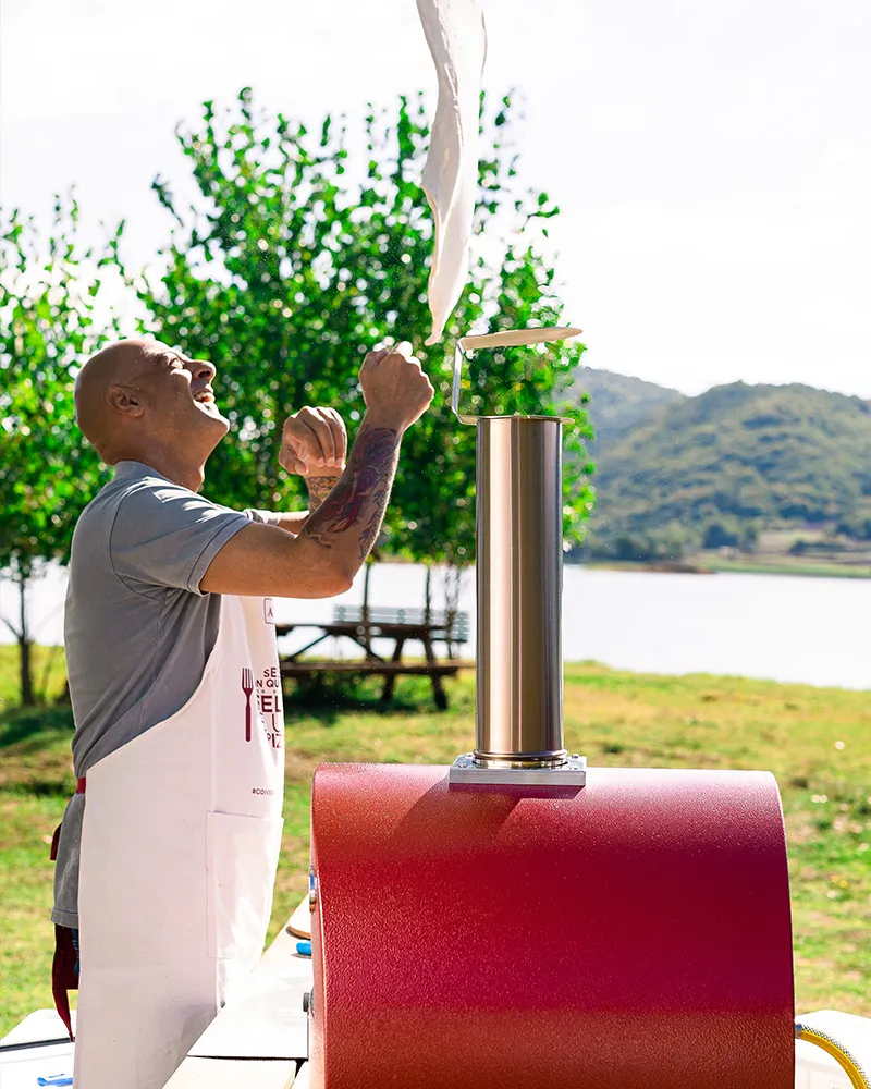 Alfa Forni Moderno Portable - mobiler Pizzaofen mit Gas – mit passenden Accessoires arrangiert