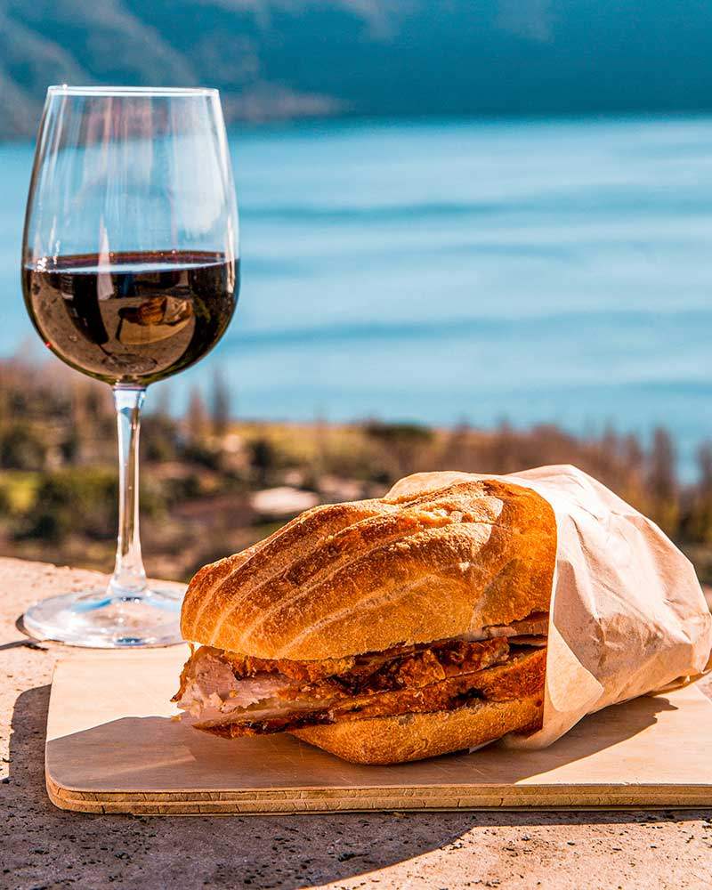 Porchetta - Aufschnitt – mit passenden Accessoires arrangiert