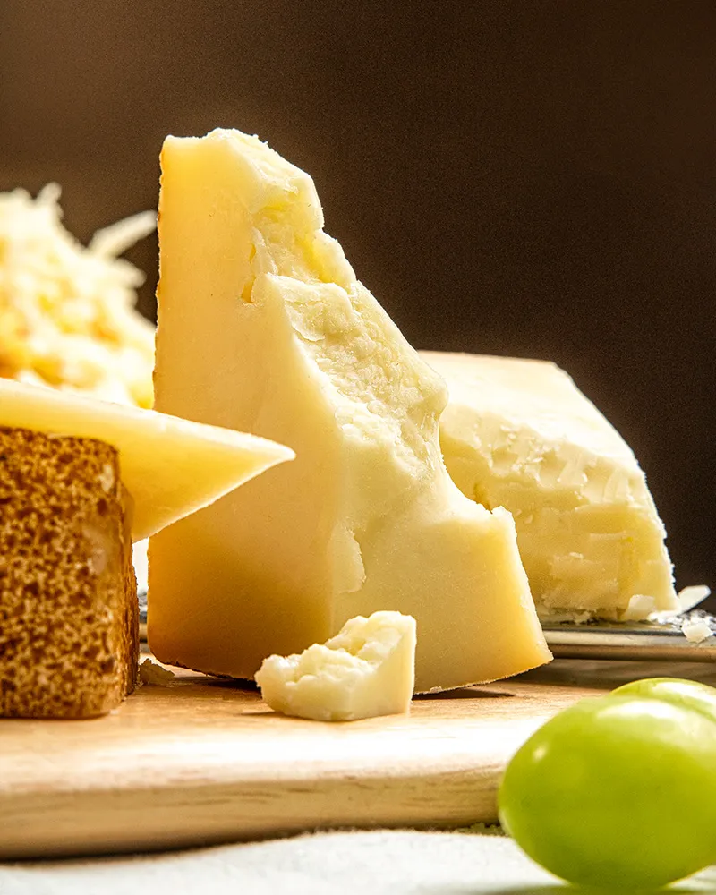 Schafskäse Giglio Sardo - am Stück – mit passenden Accessoires arrangiert