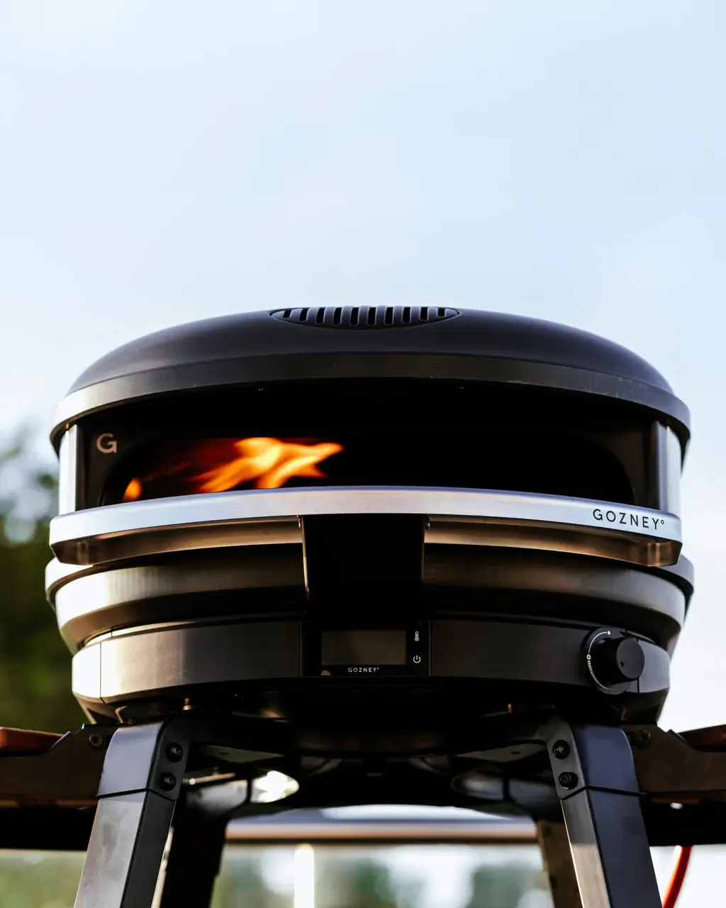 Gozney – Frontablage für Arc – in bunter Keramikflasche präsentiert