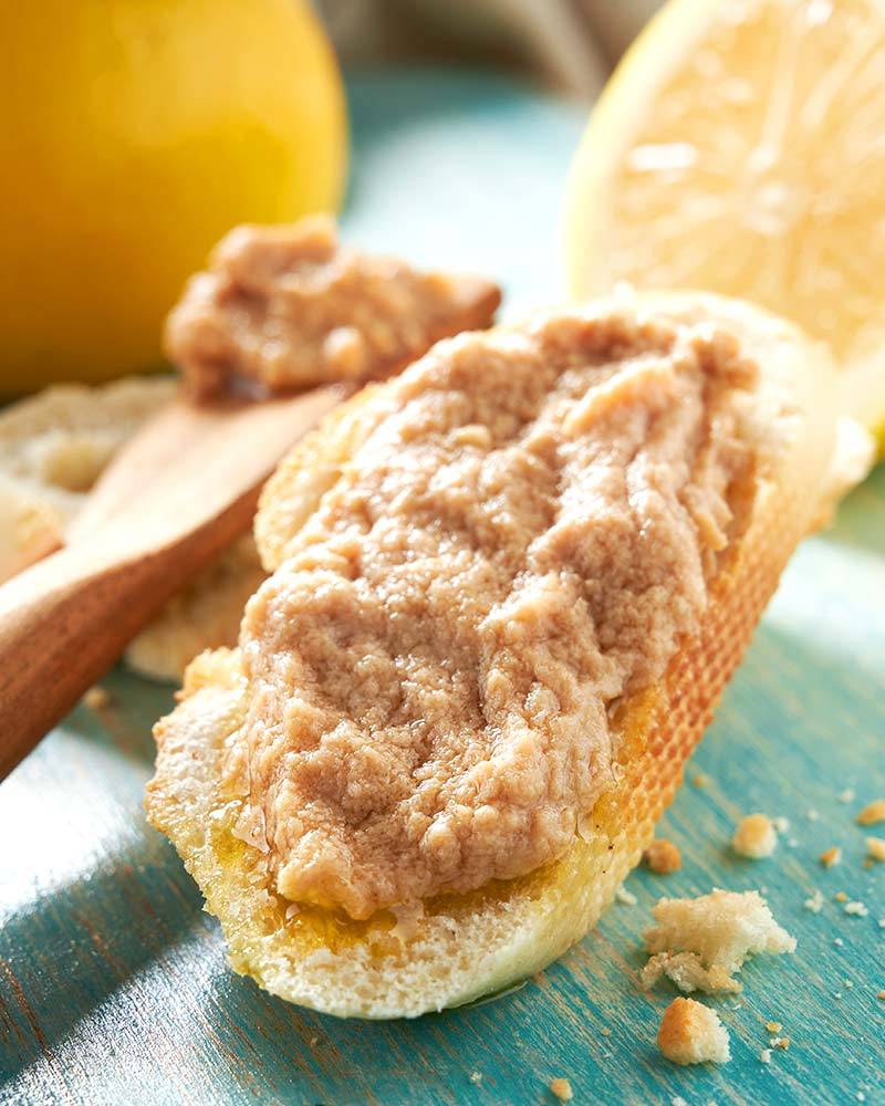 Thunfisch-Lachs Aufstrich – frisches Brot im Bild