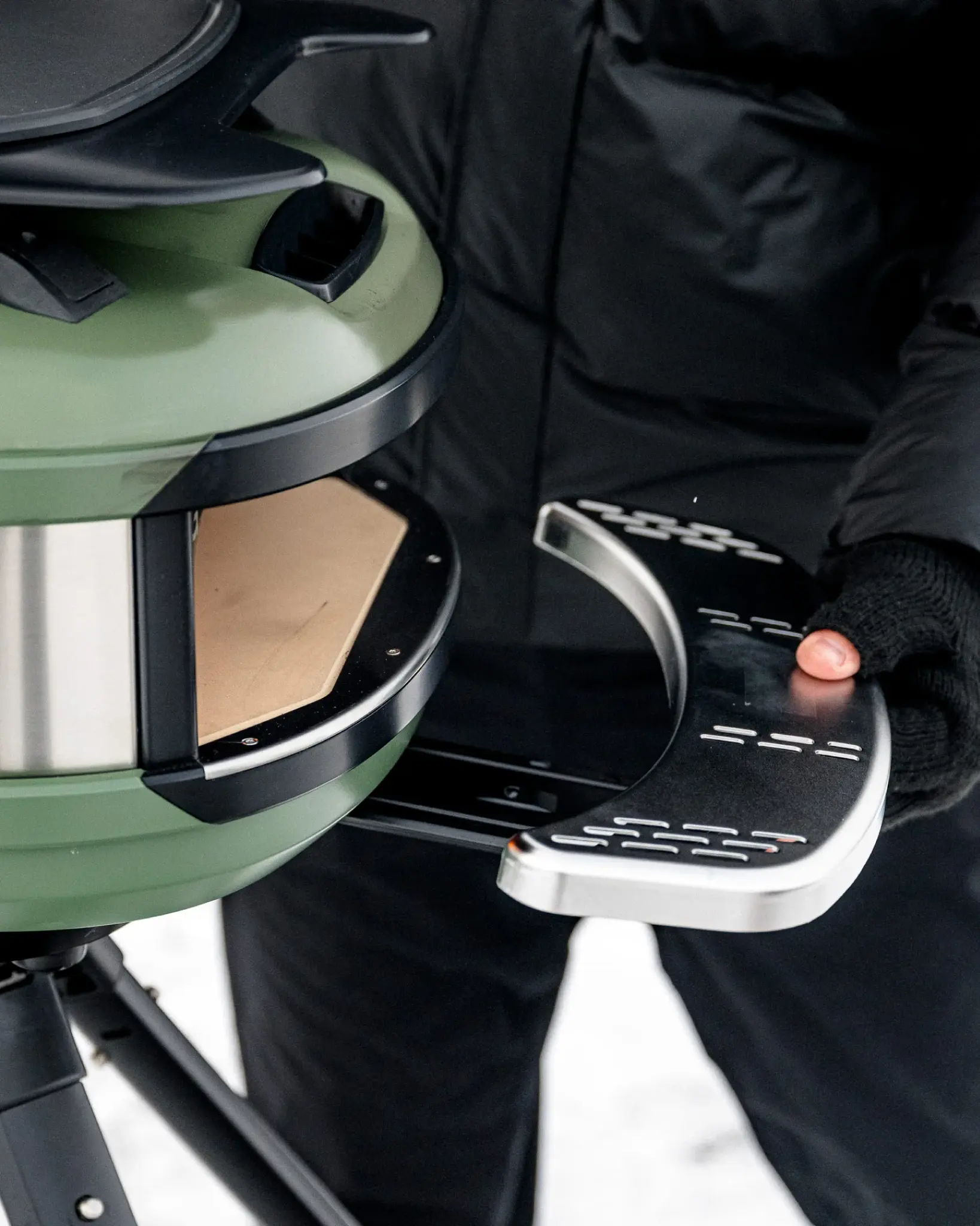 Gozney Tread - Frontablage – mit passenden Accessoires arrangiert