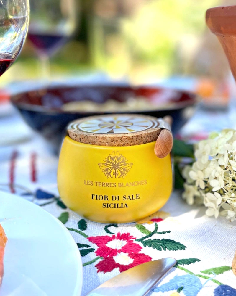 Fleur de Sel - aus Sizilien – mit passenden Accessoires arrangiert