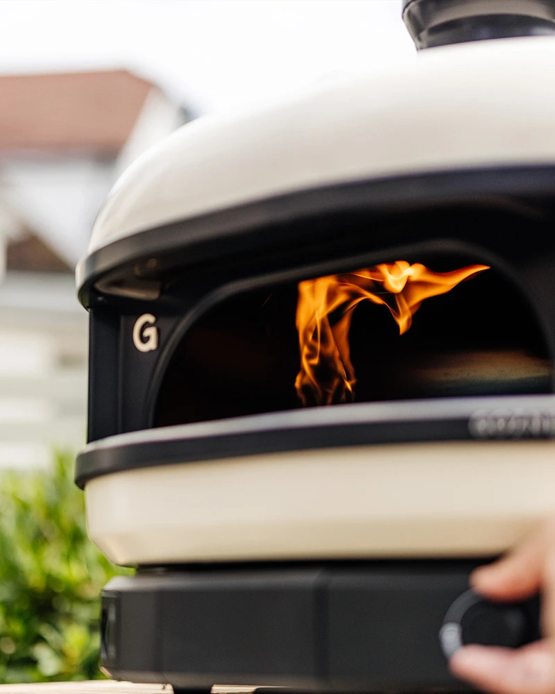 Gozney Dome S1 – Gas Pizzaofen – mit passenden Accessoires arrangiert