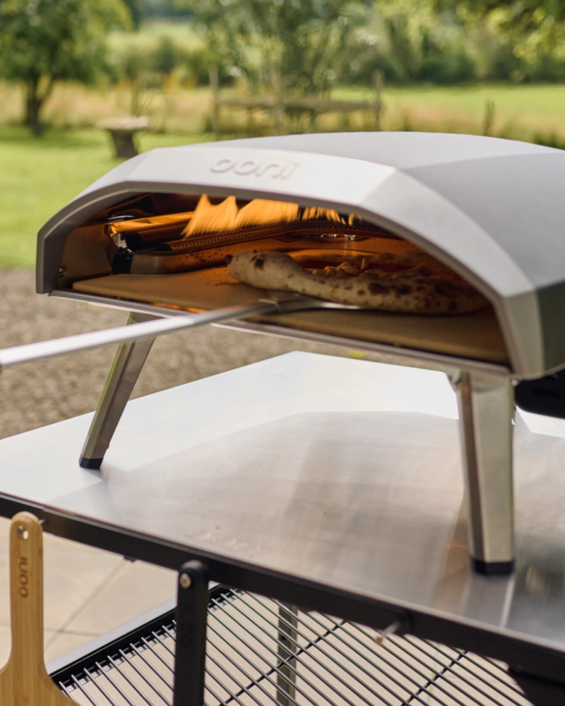 Ooni Koda 16 - Pizzaofen Sparset – mit passenden Accessoires arrangiert
