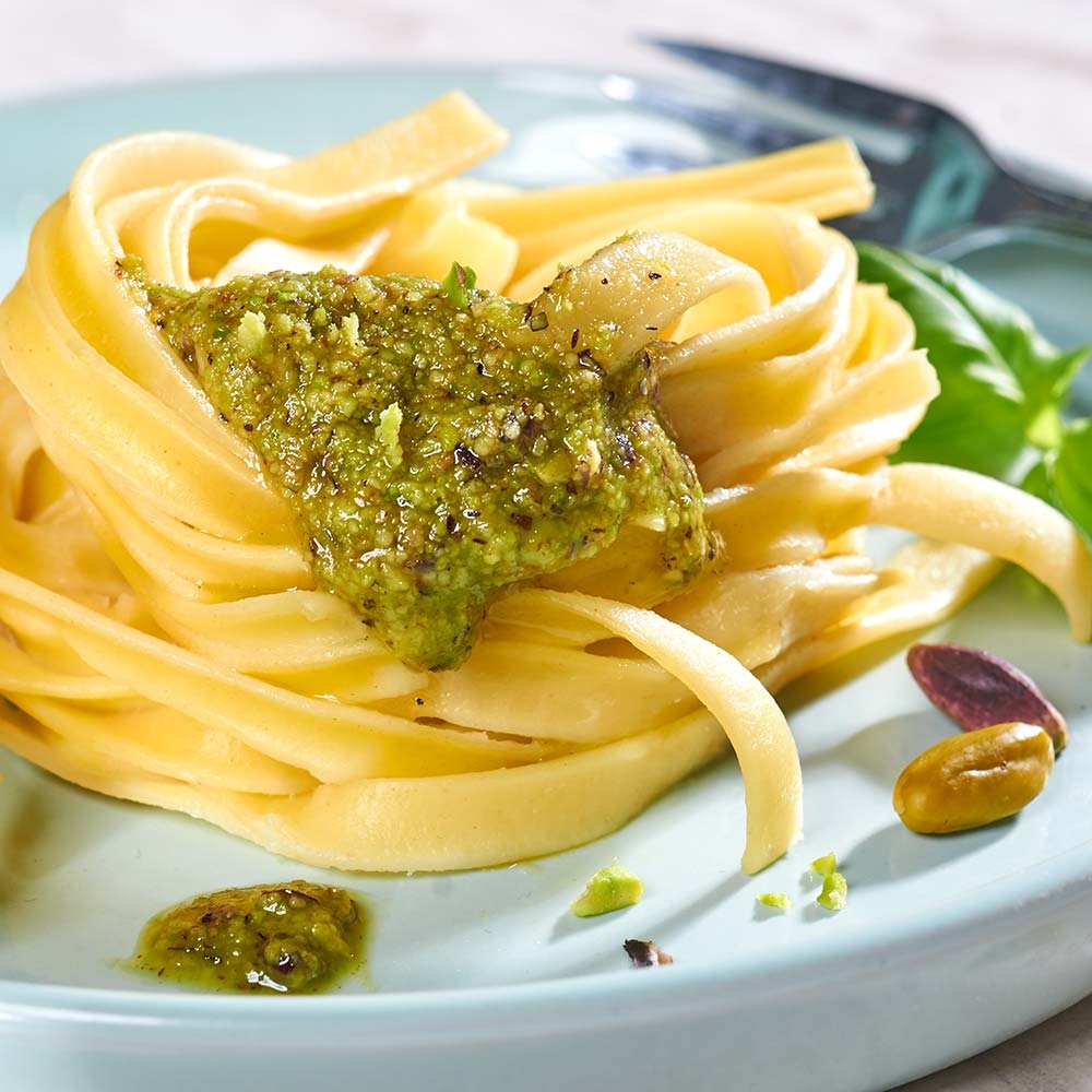 Pistazienpesto – mit passenden Accessoires arrangiert