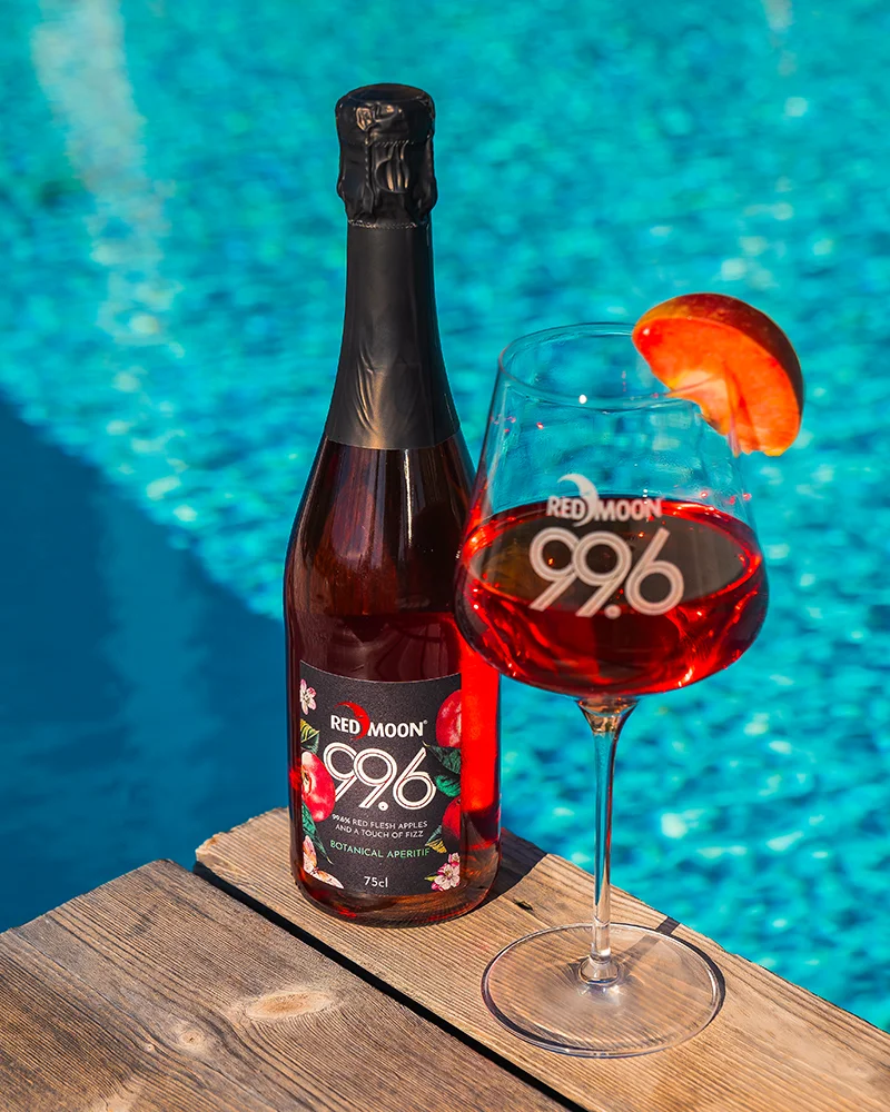 Red Moon 99.6 Sparkling - alkoholfrei – mit passenden Accessoires arrangiert