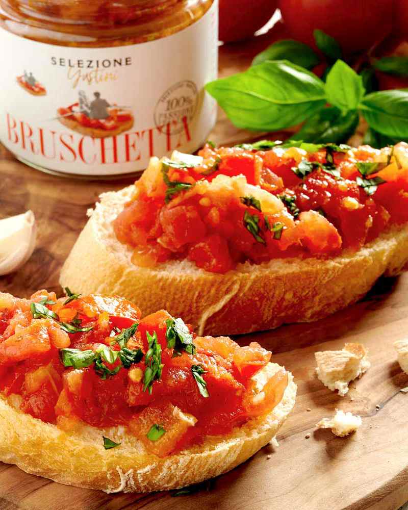 Bruschetta aus frischen Tomaten Bruschetta aus frischen Tomaten