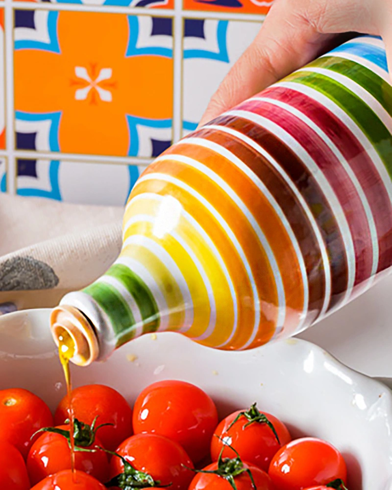 Muraglia Olivenöl - Regenbogen Keramikflasche Muraglia Olivenöl - Regenbogen Keramikflasche – Produktdarstellung, stilvoll arrangiert