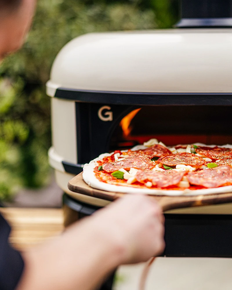 Gozney Dome S1 – Gas Pizzaofen – mit passenden Accessoires arrangiert
