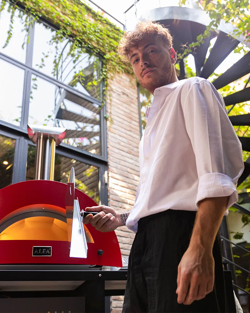 Alfa Forni Moderno 2 Pizze - Gas-Pizzaofen (Hybrid mit Holz) – mit passenden Accessoires arrangiert
