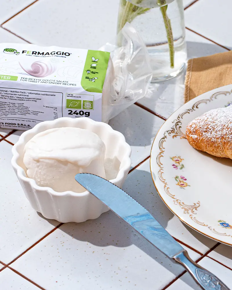vegane Butter neben einem Frühstücksteller, Fermaggio