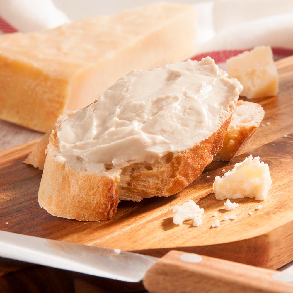 Parmesan-Crème – mit passenden Accessoires arrangiert