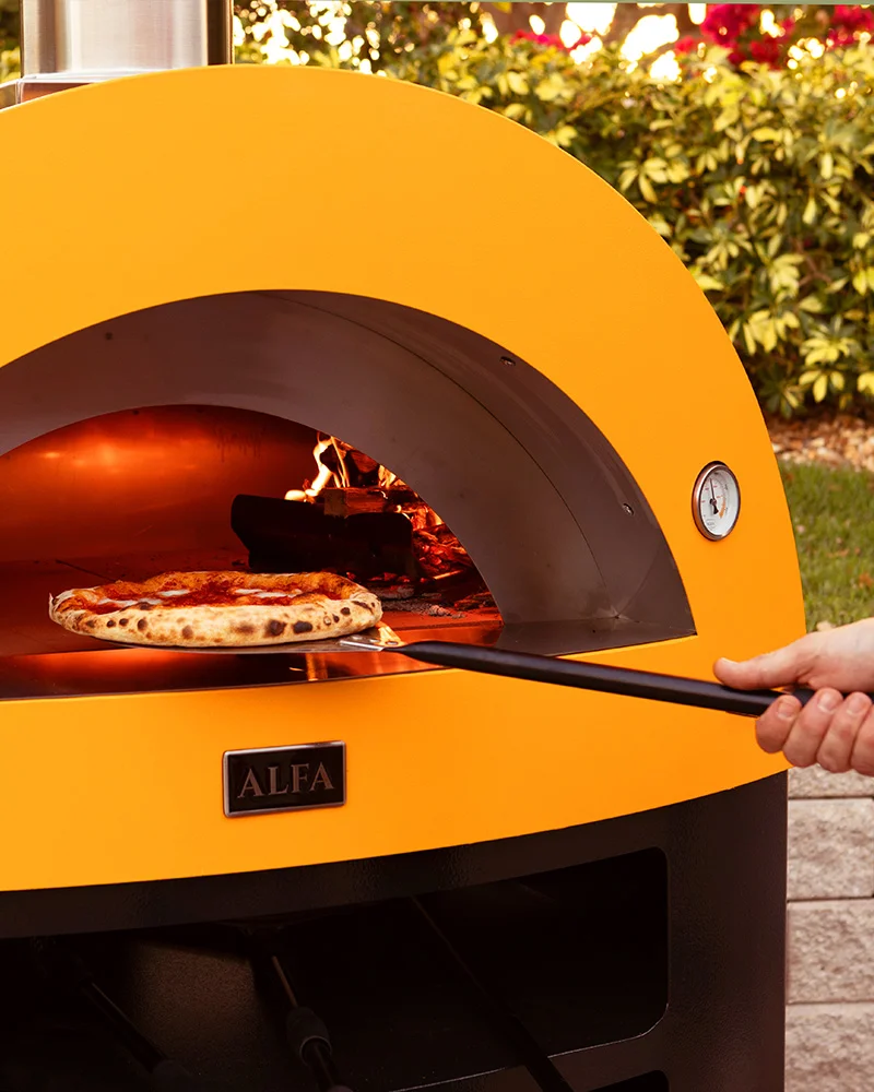 Alfa Forni Moderno 5 Pizze – XXL-Pizzaofen mit Gas (Hybrid) – mit passenden Accessoires arrangiert