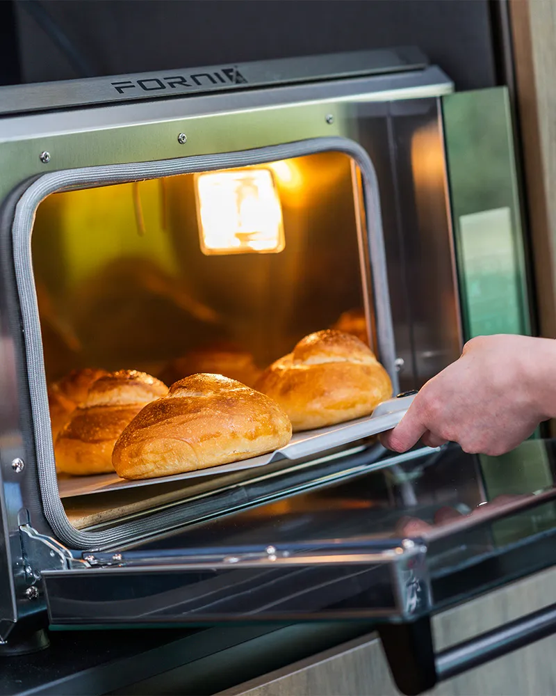 Effeuno P134HA 509E Extra Power - XL Pizzaofen elektrisch – frisches Brot im Bild