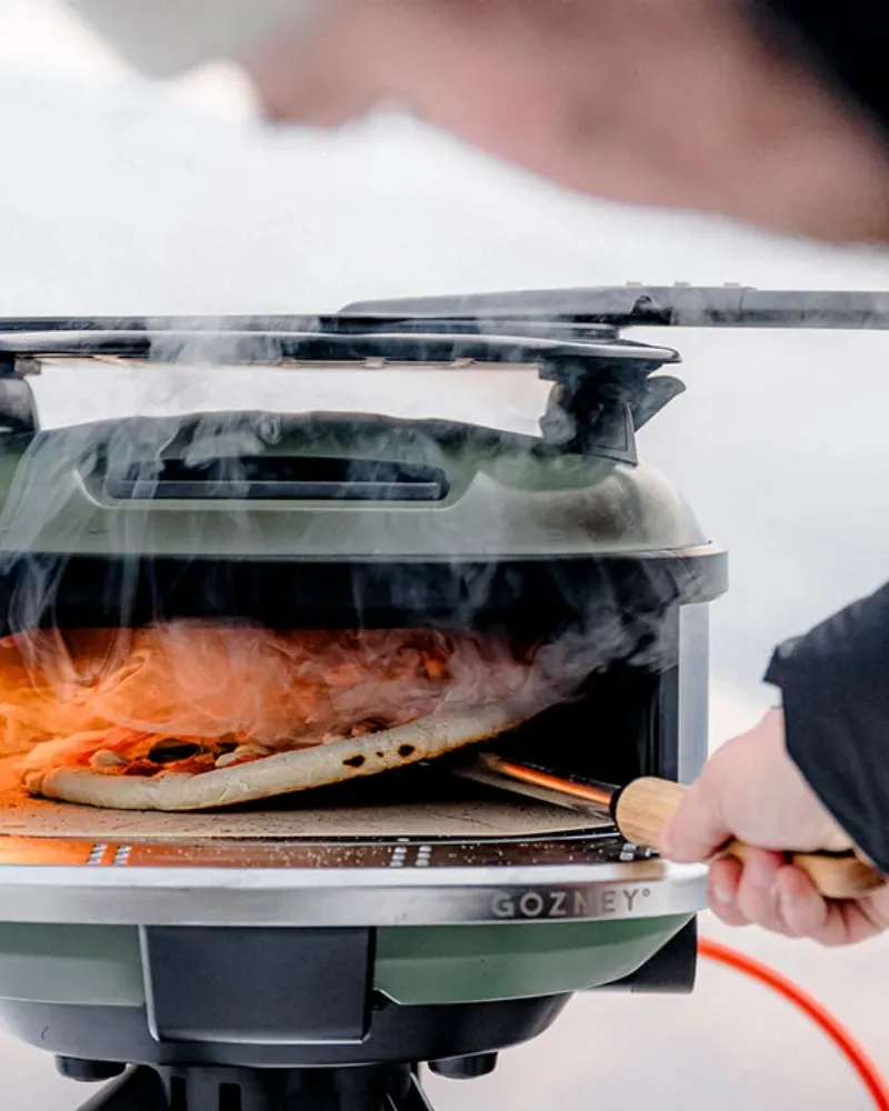 Gozney Tread - mobiler Gas-Pizzaofen – mit passenden Accessoires arrangiert