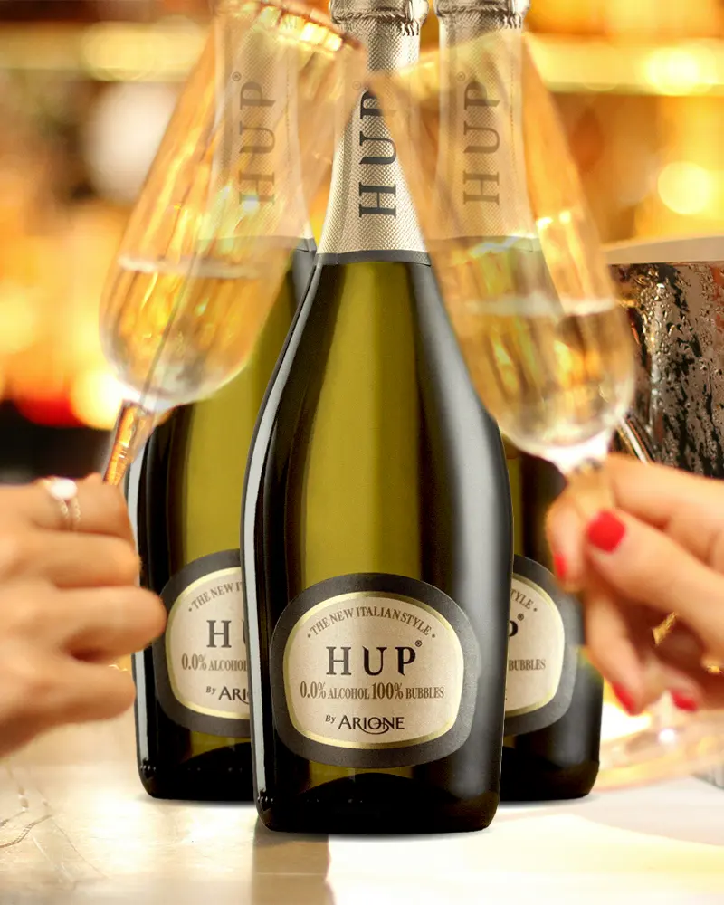 Alkoholfreier Schaumwein Weiss - 3er Sparset Drei Flaschen alkoholfreier HUP Sekt mit zwei gefüllten Sektgläsern im Vordergrund