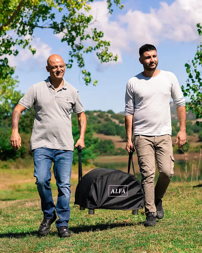 Alfa Forni Portable Anthrazit Pizzaofen-Bundle – mit passenden Accessoires arrangiert