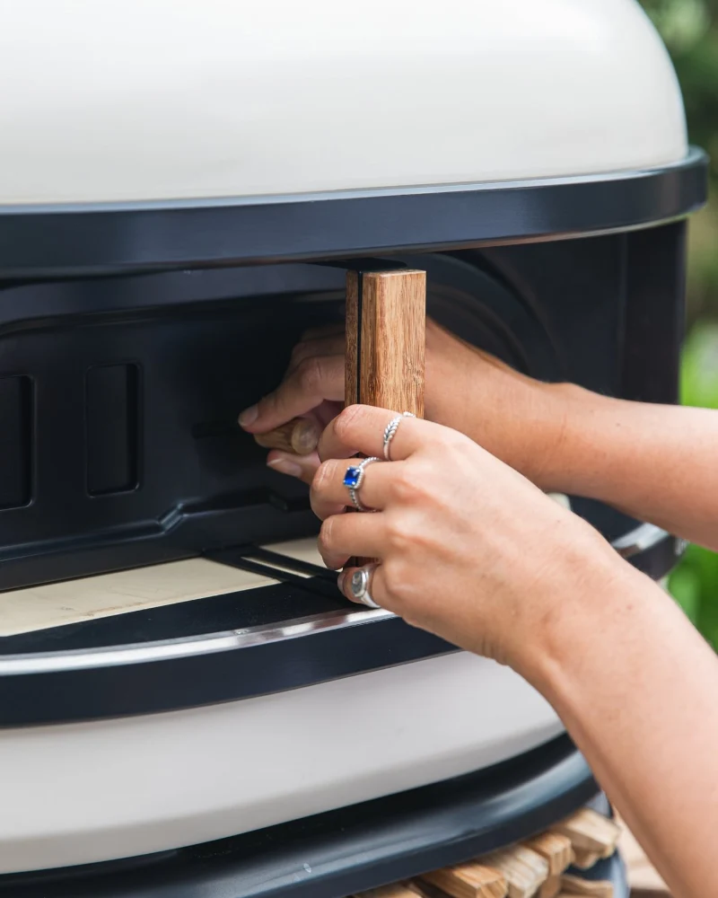 Pizzaofen-Tür - Gozney Dome – frisches Brot im Bild, in bunter Keramikflasche präsentiert