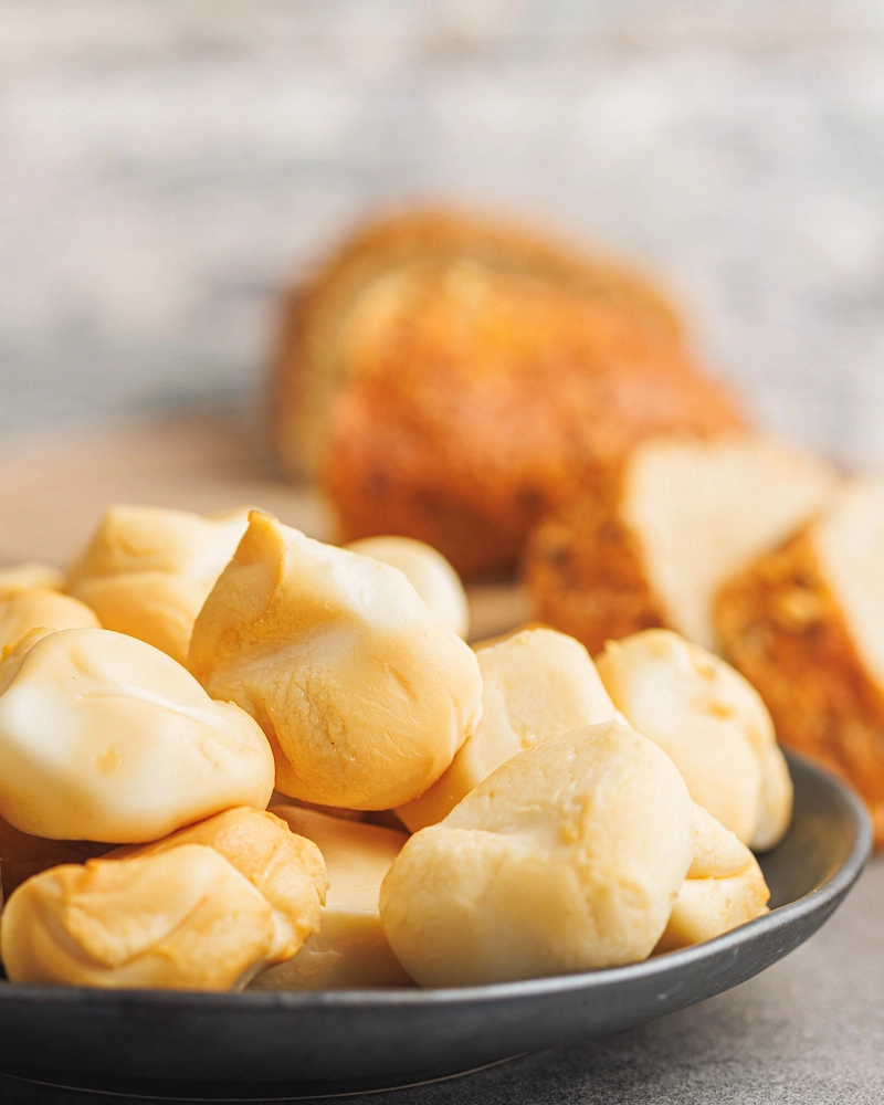 Geräucherter Mini Scamorza - Bio Geräucherter Mini Scamorza - Bio – ansprechend in Szene gesetzt
