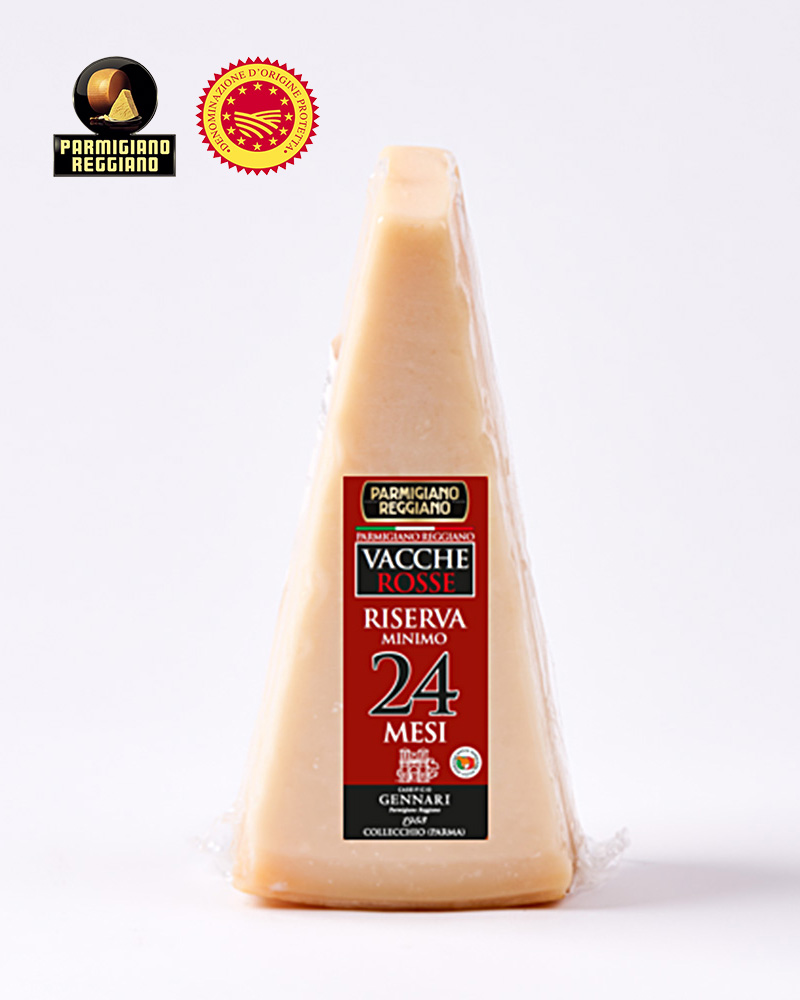 Parmesan DOP von der roten Kuh – mit passenden Accessoires arrangiert