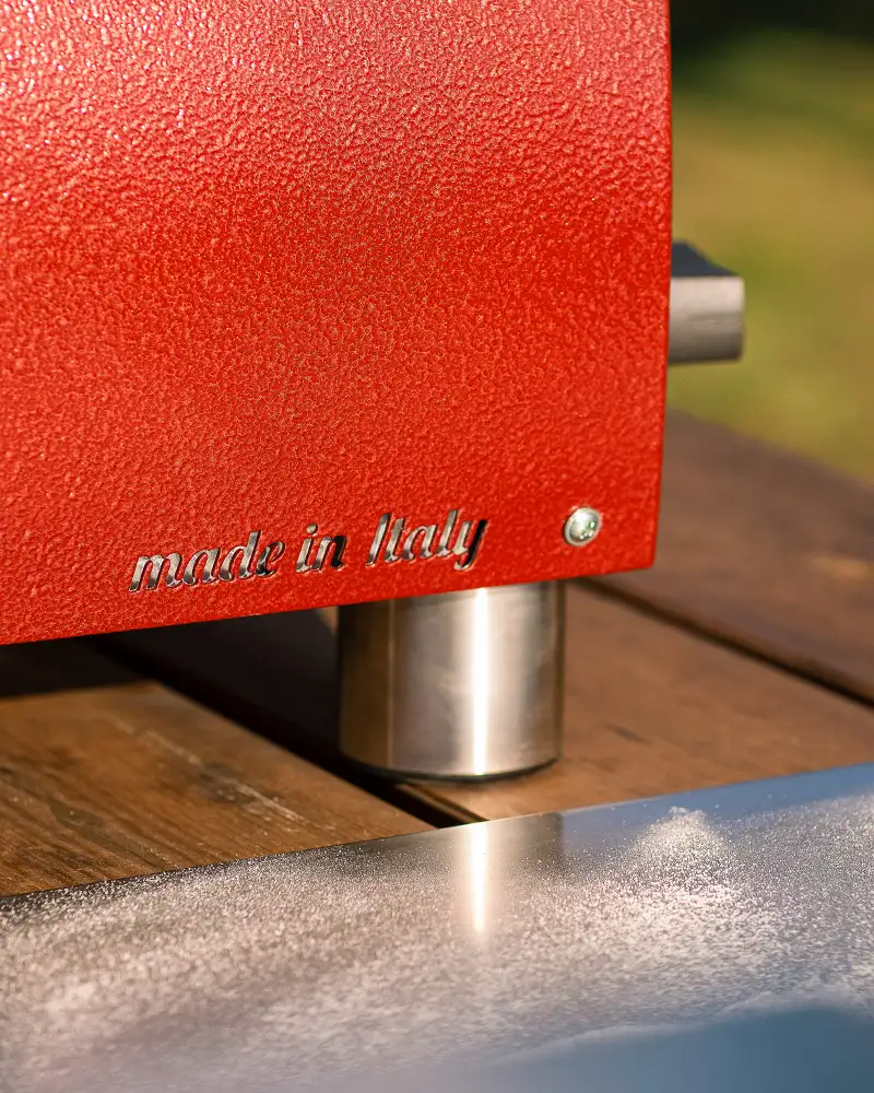 Alfa Forni Moderno Portable - mobiler Pizzaofen mit Gas – mit passenden Accessoires arrangiert
