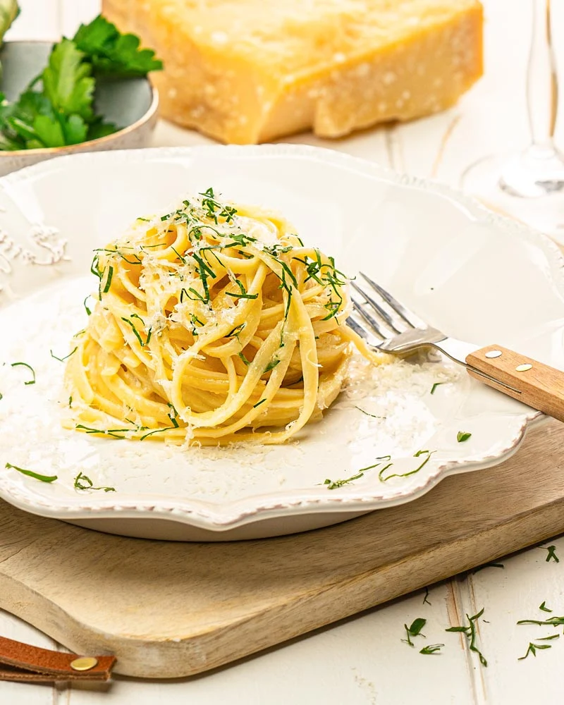 Linguine - Premiumpasta – mit passenden Accessoires arrangiert