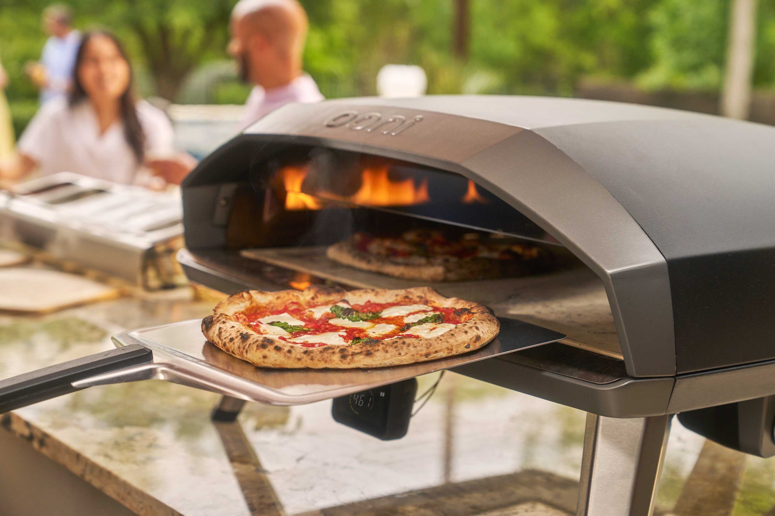 Ooni Koda 2 Max – Gas-Pizzaofen – mit passenden Accessoires arrangiert