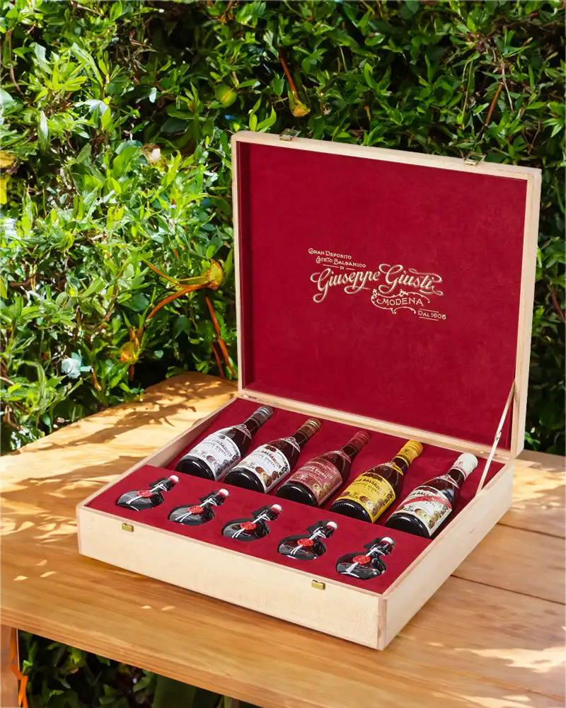 Balsamico Schatztruhe -  Selezione Speciale Balsamico Schatztruhe -  Selezione Speciale – ansprechend in Szene gesetzt