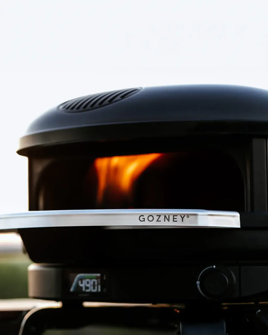 Gozney – Frontablage für Arc – in bunter Keramikflasche präsentiert