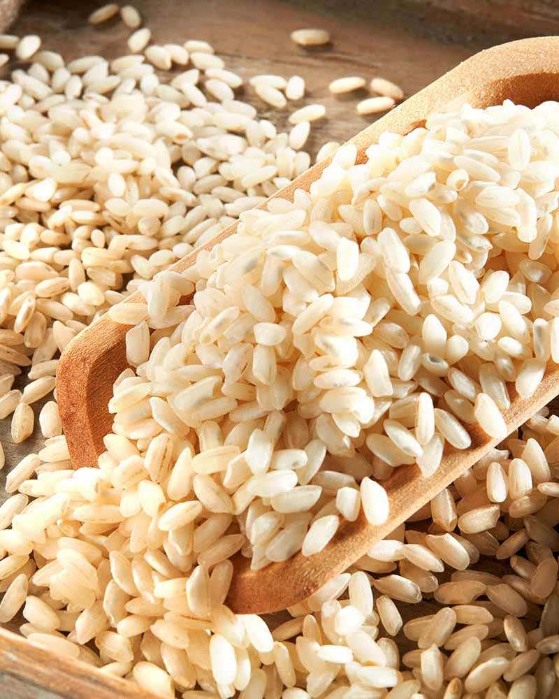 Carnaroli - Risottoreis – mit passenden Accessoires arrangiert