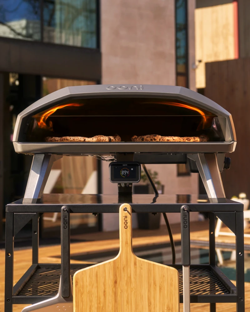 Ooni Koda 2 Max – Gas-Pizzaofen – mit passenden Accessoires arrangiert