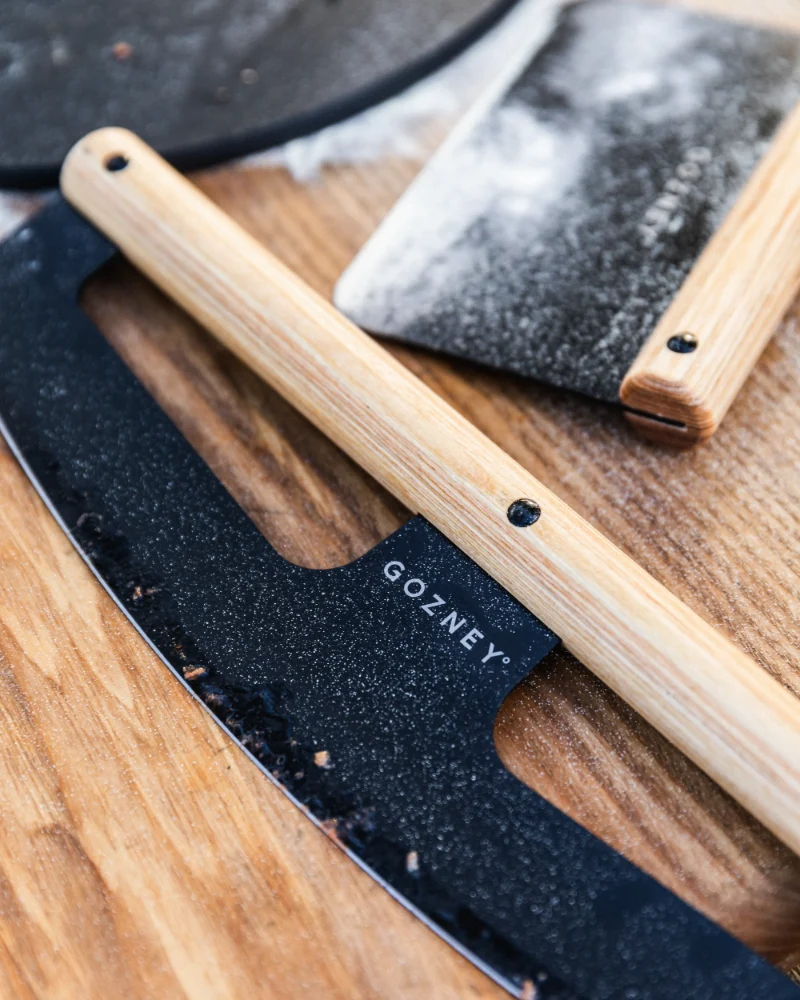 Gozney - Pizzaschneider – mit passenden Accessoires arrangiert