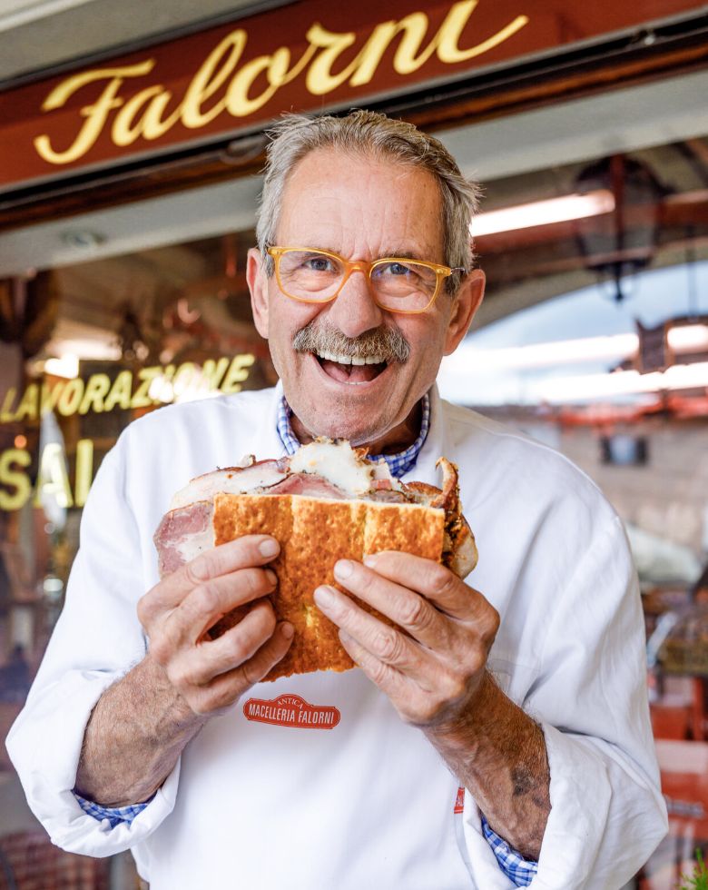 Falorni hält voller Begeisterung ein Porchetta Panini in den Händen