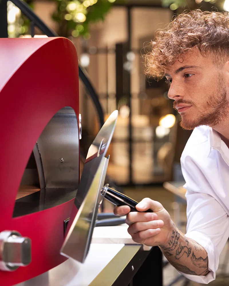 Alfa Forni Moderno 2 Pizze - Gas-Pizzaofen (Hybrid mit Holz) – mit passenden Accessoires arrangiert