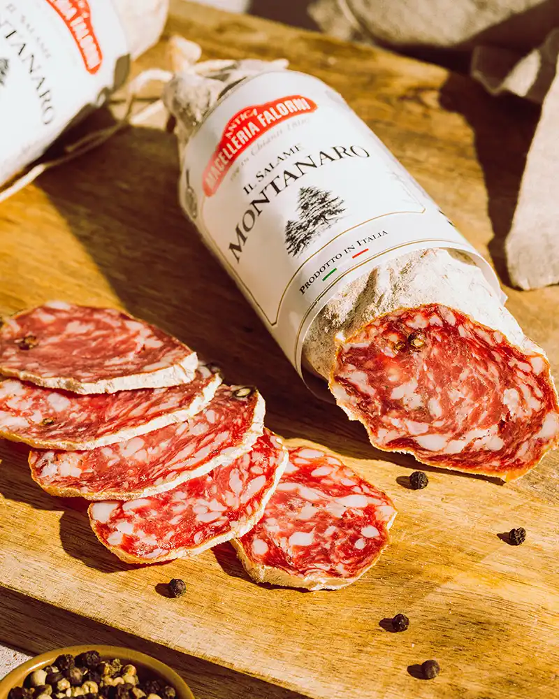 Falorni Salami vom Bergschwein-Schinken – mit passenden Accessoires arrangiert