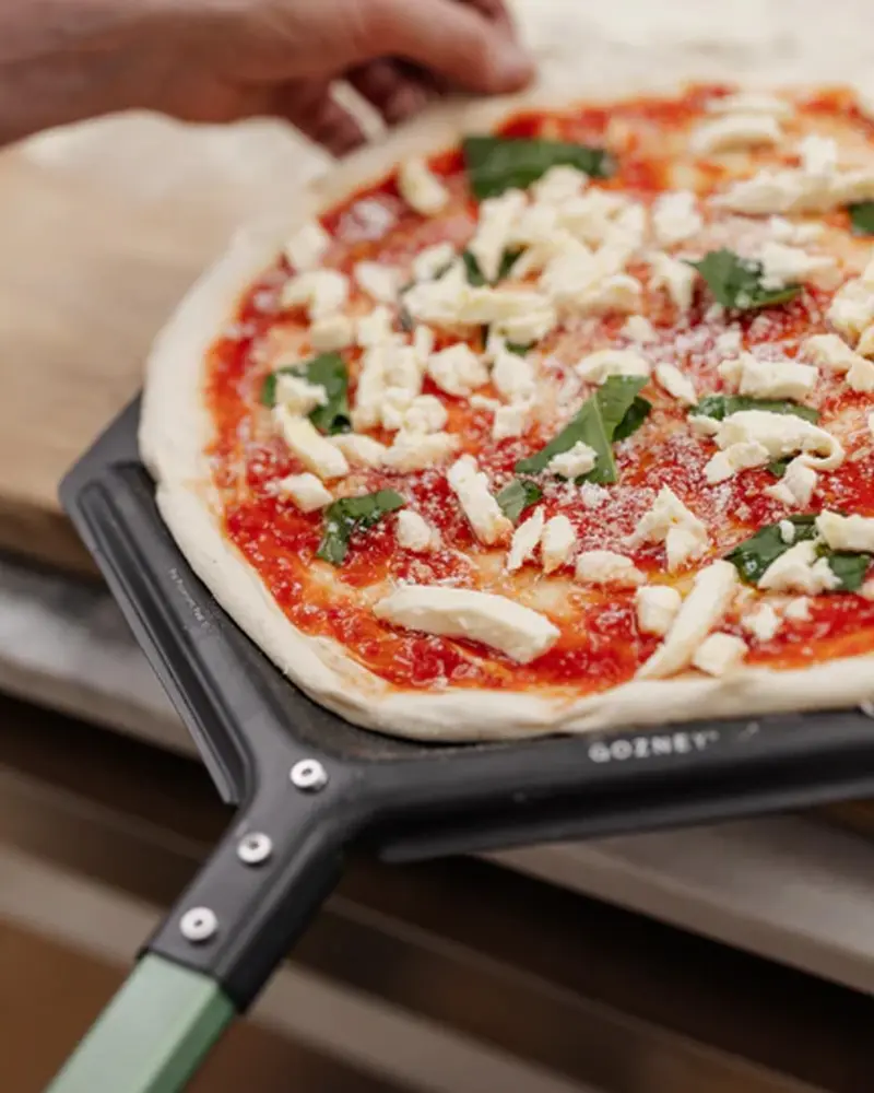 Gozney – Pro Pizzaschieber – mit passenden Accessoires arrangiert