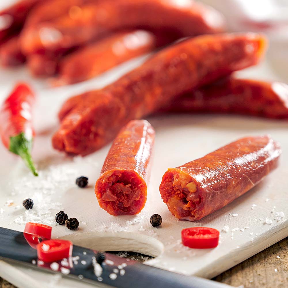 Feine Salsiccia mit Peperoncino - 10 Stück – serviert auf einem Teller