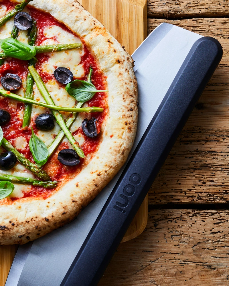 Ooni Pizzamesser – mit passenden Accessoires arrangiert