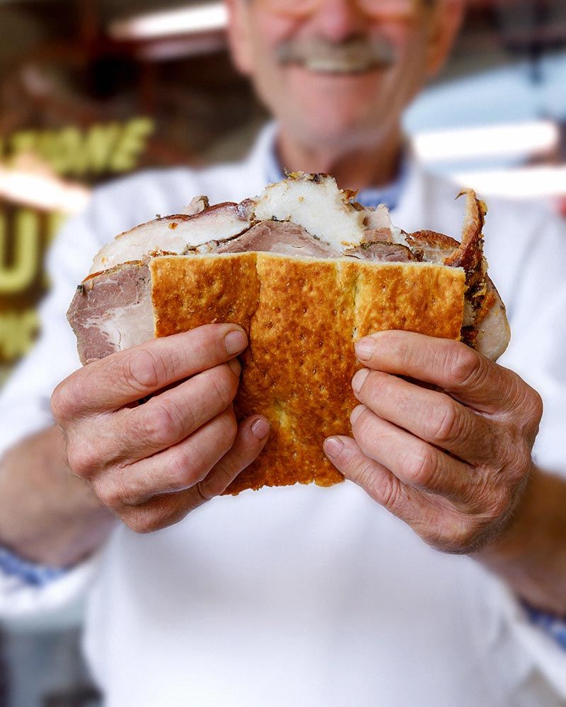 Porchetta - Aufschnitt – mit passenden Accessoires arrangiert