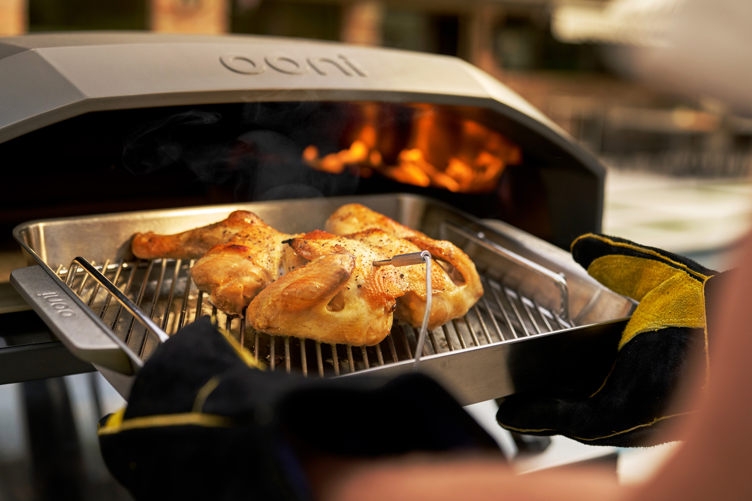 Ooni Koda 2 Max – Gas-Pizzaofen – mit passenden Accessoires arrangiert